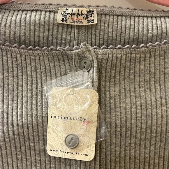 🆕 Free People Most Wanted Cardi Light Heather Grey Short Sleeve Button Front XS - Picture 3 of 8